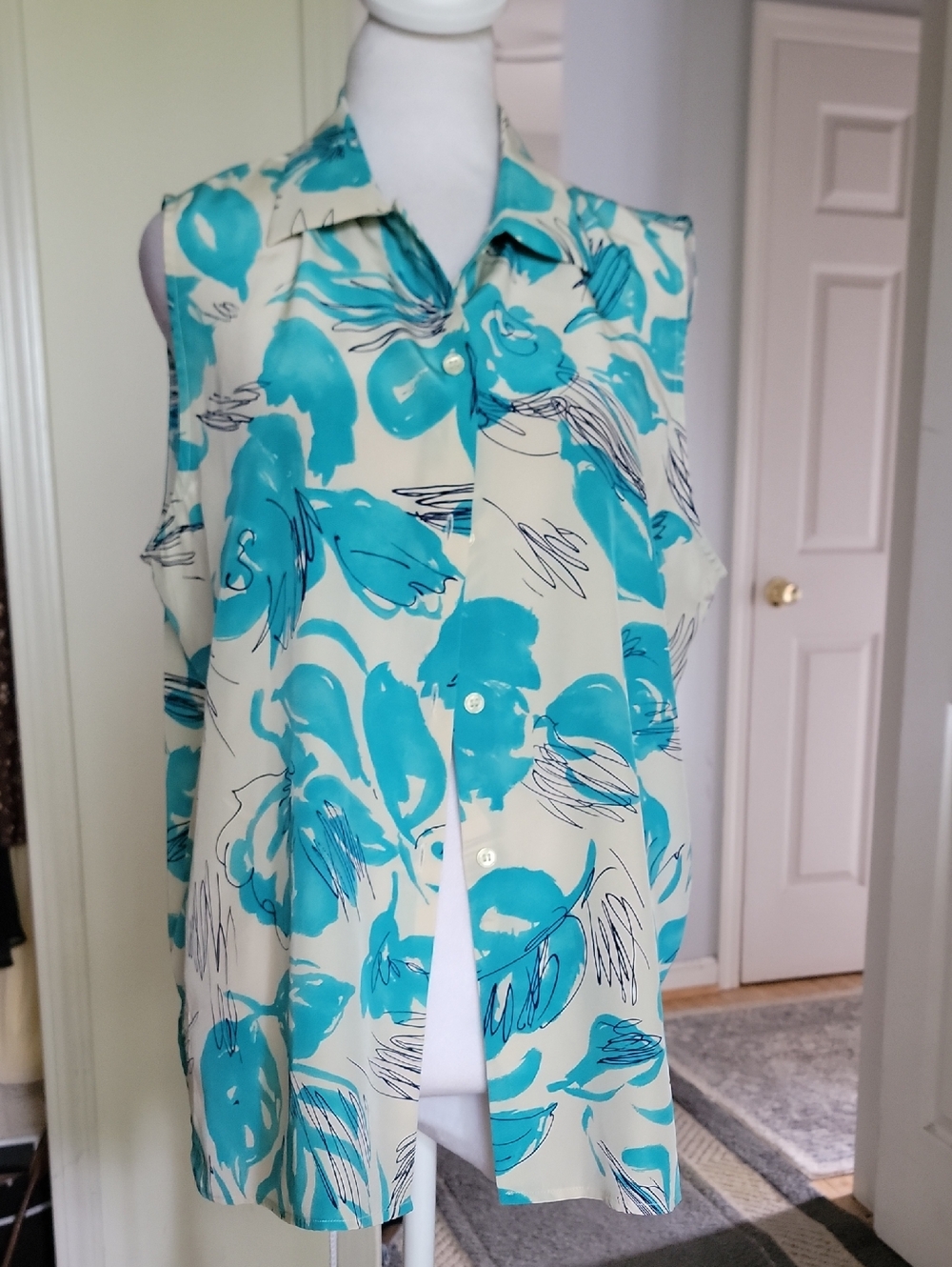 Jones New York 100% Silk Sleeveless Button-Up Blouse in Teal and Cream